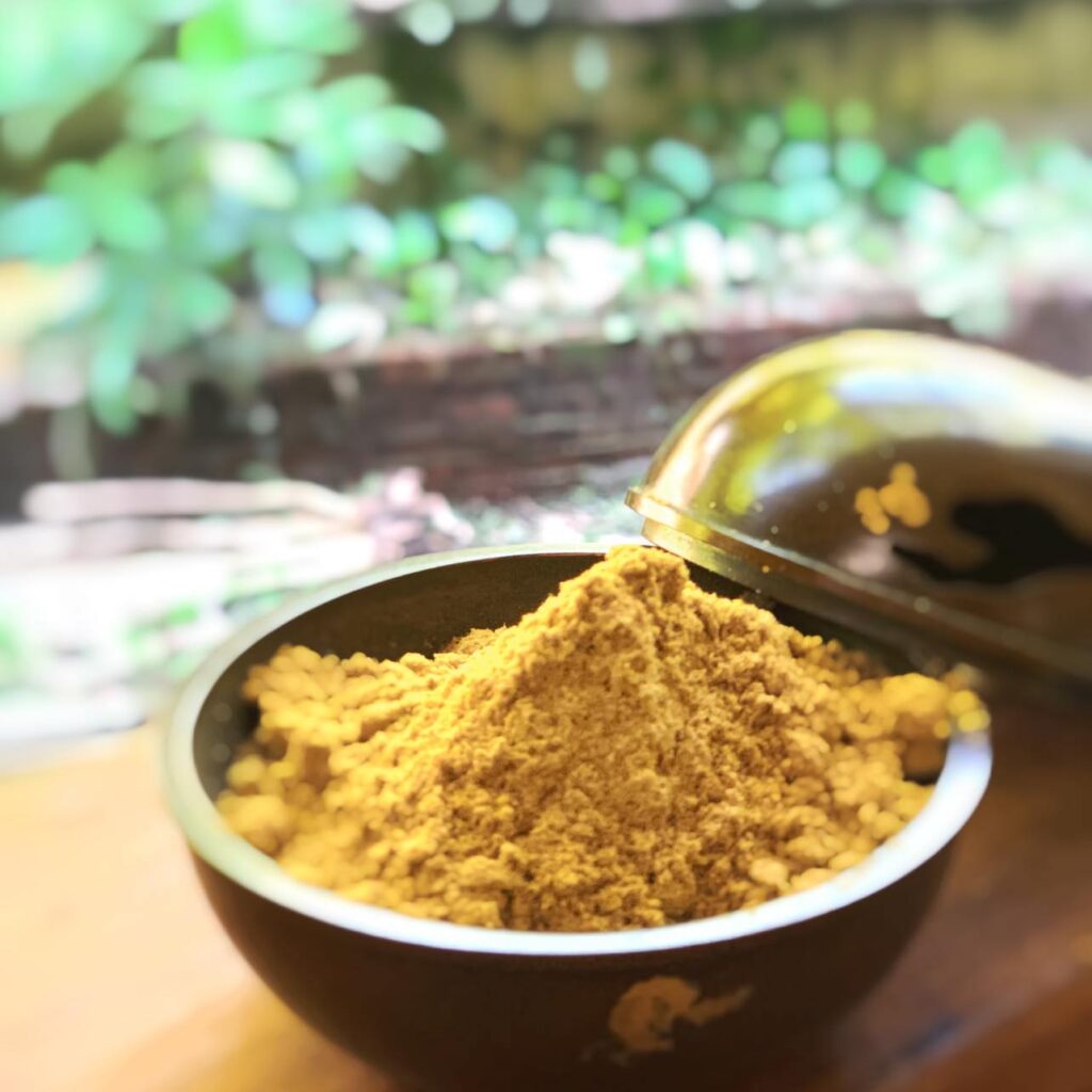 煙供供養三寶聖眾、龍天護法、冤親債主，淨化退墮三昧耶，祈請獲得世間出世間成就