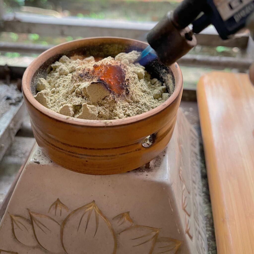 將燃燒食物之氣味佈施餓鬼眾生，就是餗供施食修法