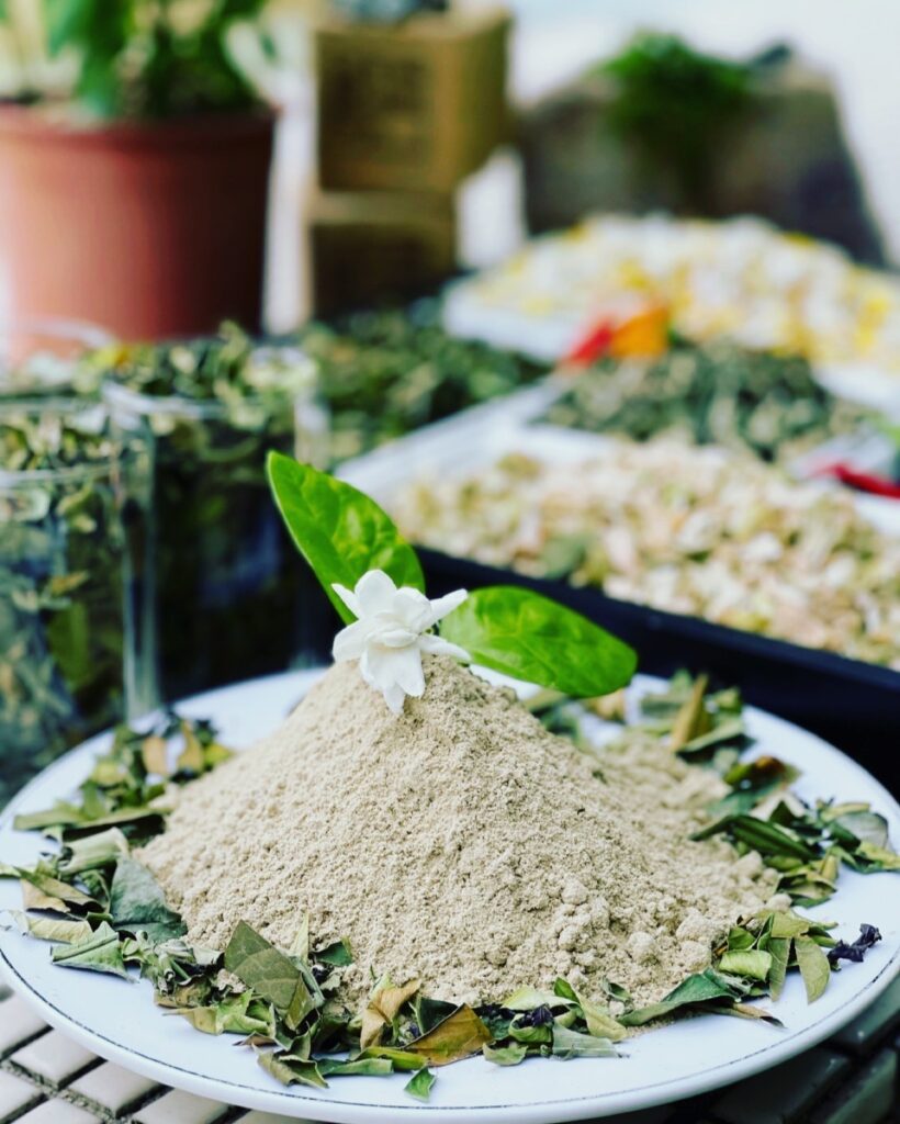 Sur餗供材料包含五穀雜糧粉與糌粑等等淨素食材