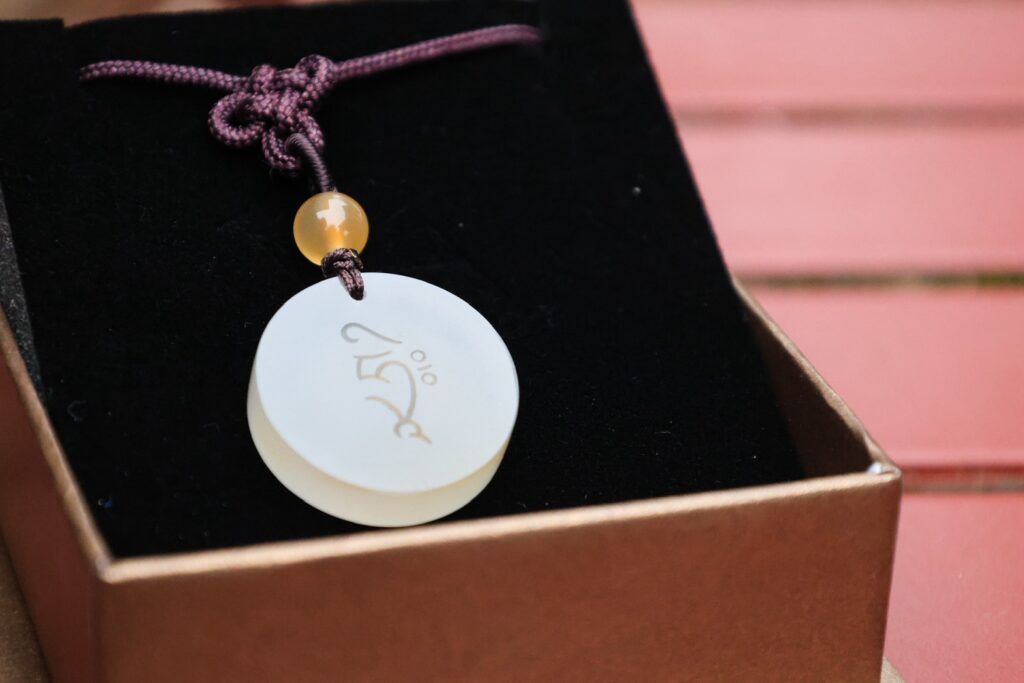 Ming Zhao Qi Yuan 明照祇園 觀音種子字 ཧྲཱིཿ  hrīh白玉髓玉珮 Avalokiteshvara Seed Syllable Chalcedony1