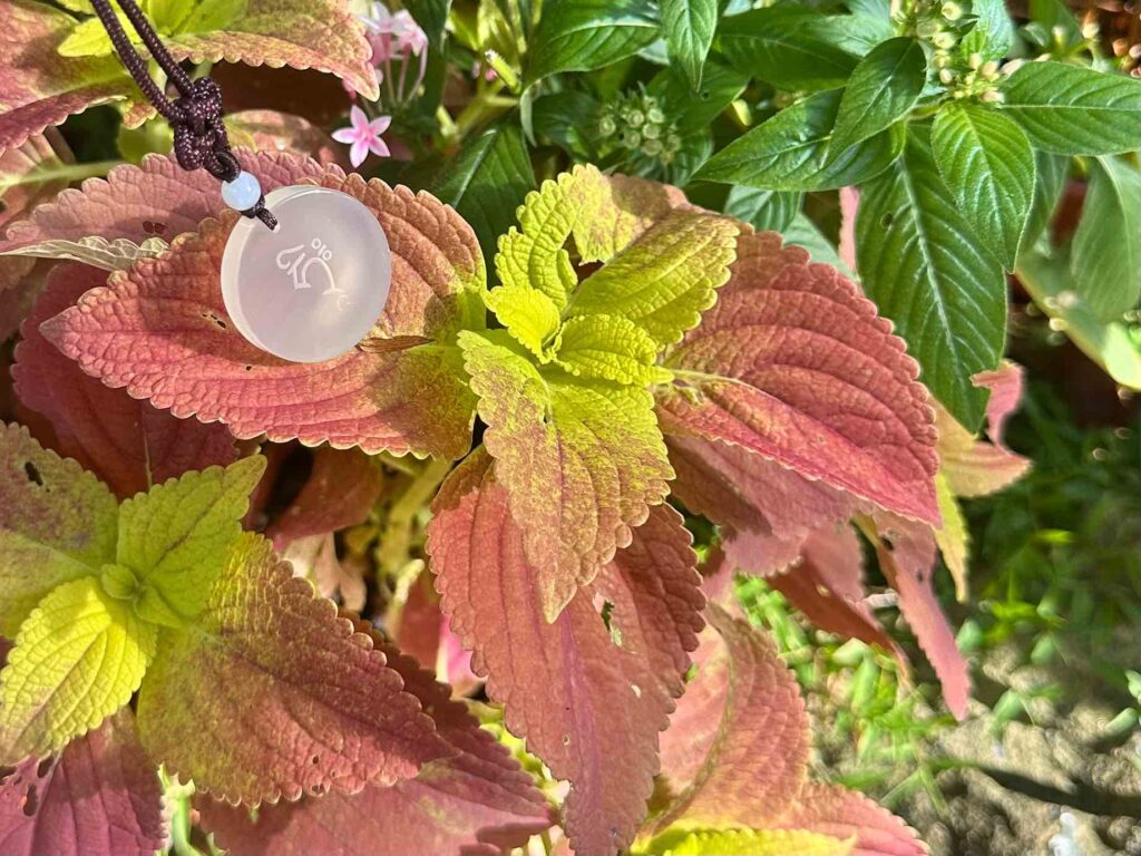 【明照祇園 觀音種子字 ཧྲཱིཿ 白玉髓玉珮 Avalokiteshvara Seed Syllable Chalcedony】Guanyin/Chenrezig 慈悲與智慧的修持