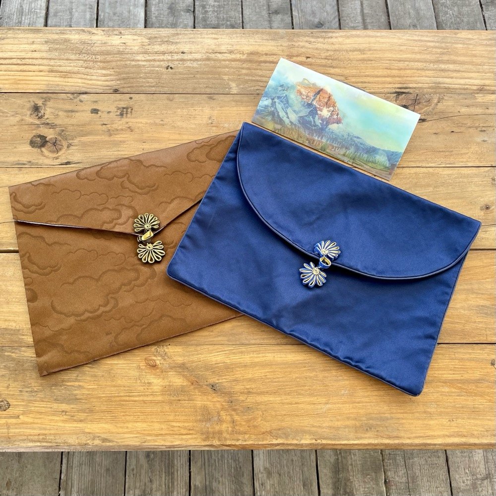 A4法本經文儀軌 祥雲花紋／素面淡雅 蓮花鈕扣 專用收納書袋 A4 Sutra Pouch Auspicious Cloud, Classic Plain with Lotus Button