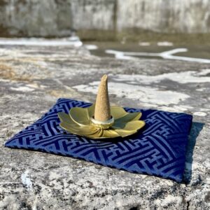 梅花香盤 黃銅香塔座套組 Alloy Plum Blossom Incense Tray with Brass Incense Cone Holder and Incense Stand