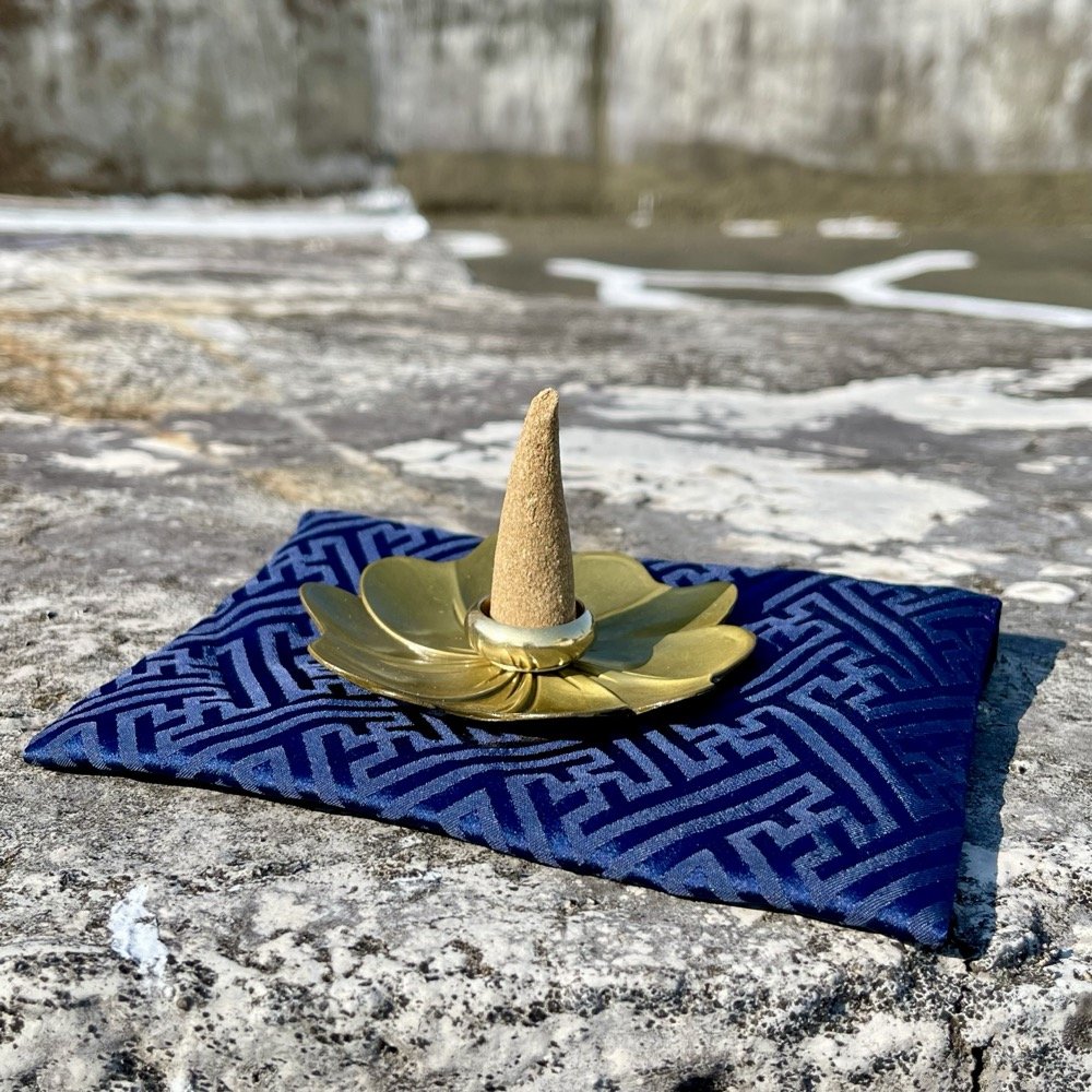梅花香盤 黃銅香塔座套組 Alloy Plum Blossom Incense Tray with Brass Incense Cone Holder and Incense Stand:圖片 2