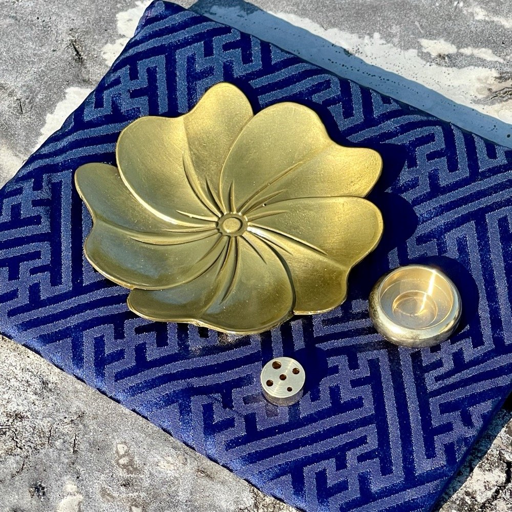 梅花香盤 黃銅香塔座套組 Alloy Plum Blossom Incense Tray with Brass Incense Cone Holder and Incense Stand:圖片 3
