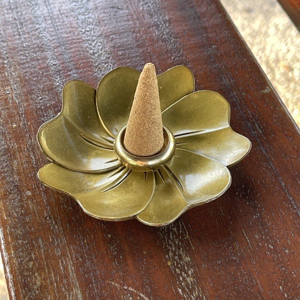梅花香盤 黃銅香塔座套組 Alloy Plum Blossom Incense Tray with Brass Incense Cone Holder and Incense Stand:圖片 5